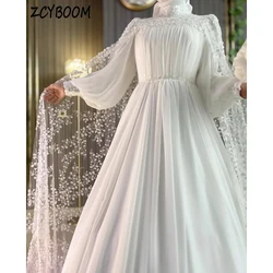 Maßgeschneidertes Hochzeitskleid mit Stehkragen, Perlenapplikationen, Schal und langen Ärmeln, muslimisches A-Linien-Brautkleid mit bodenlangem Sweep-Zug