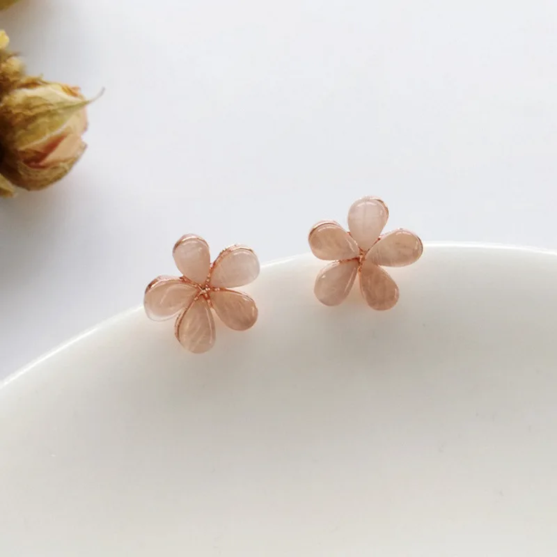 Korean Style Small Daisy Flower Ear Clip Earrings Spring Simple White Purple Petal Flower No Piercing Clip Earrings for Women