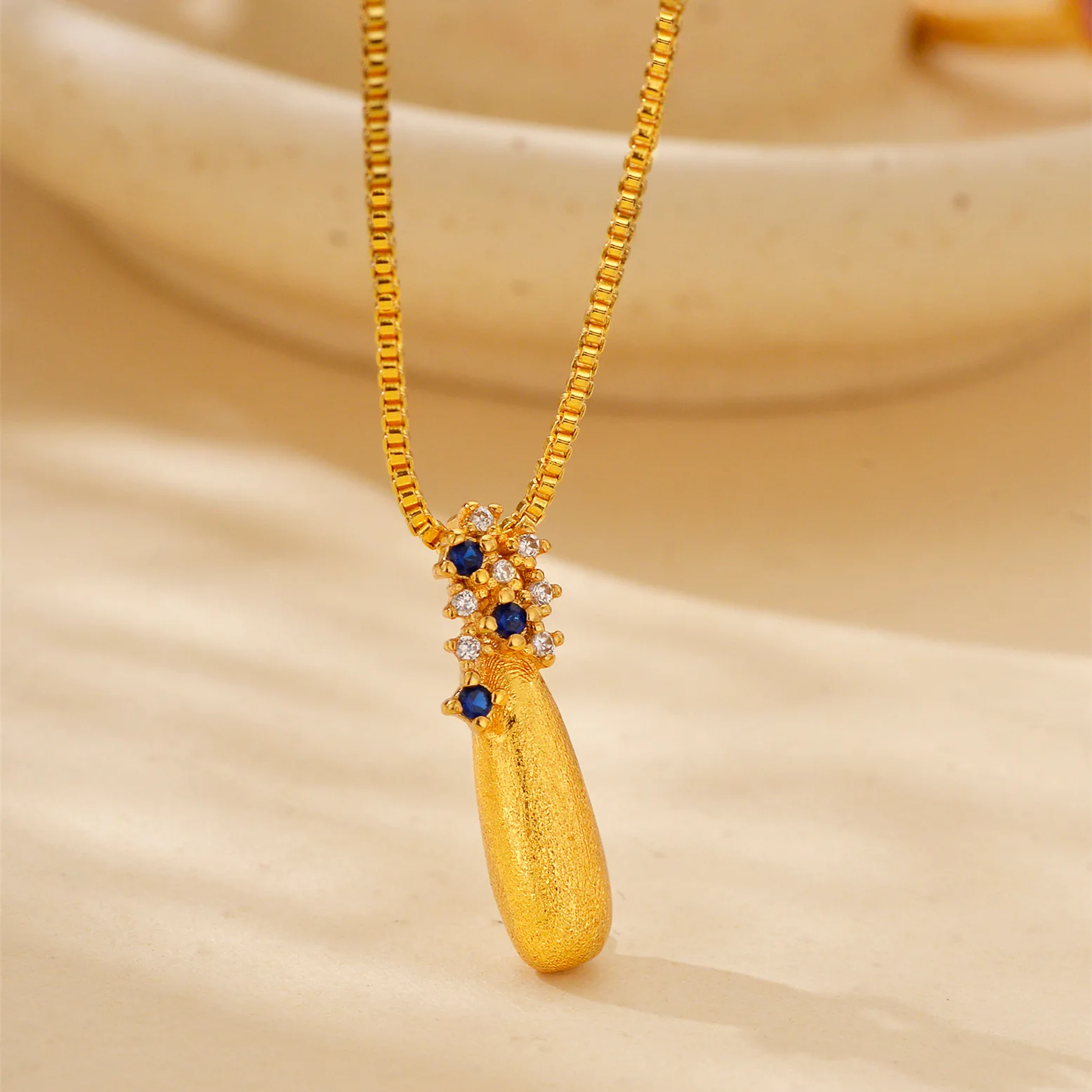 women 3D water drop gold pendant made of 24K pure gold AU999 is gentle all-match clavicle jewelry for ladies daily commute.