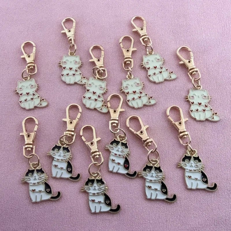12pcs alloy drip oil black and white cat keychain, suitable for bag hanging accessories, the best choice for gifts