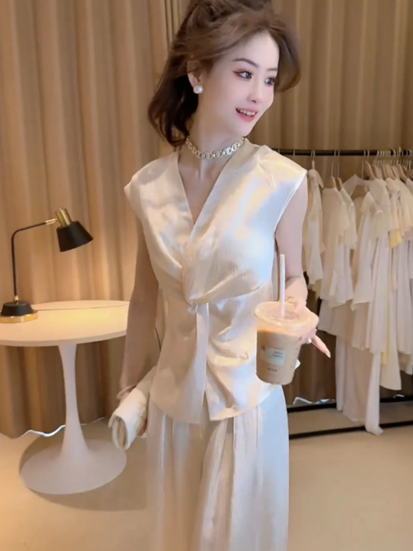 

Acetate Satin ort Sve V-ne irt Women's Summer New Sle Slimming Waist Design Versatile ort Length Faion Top