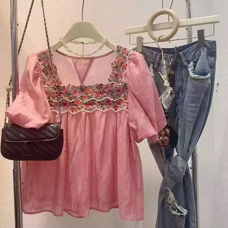 เสื้อเชิ้ตแขนสั้นคอเหลี่ยมปักลายดอกไม้สไตล์เกาหลีสำหรับฤดูร้อนสำหรับผู้หญิงเสื้อแขนพองผ้าชีฟองเบบี้ดอล