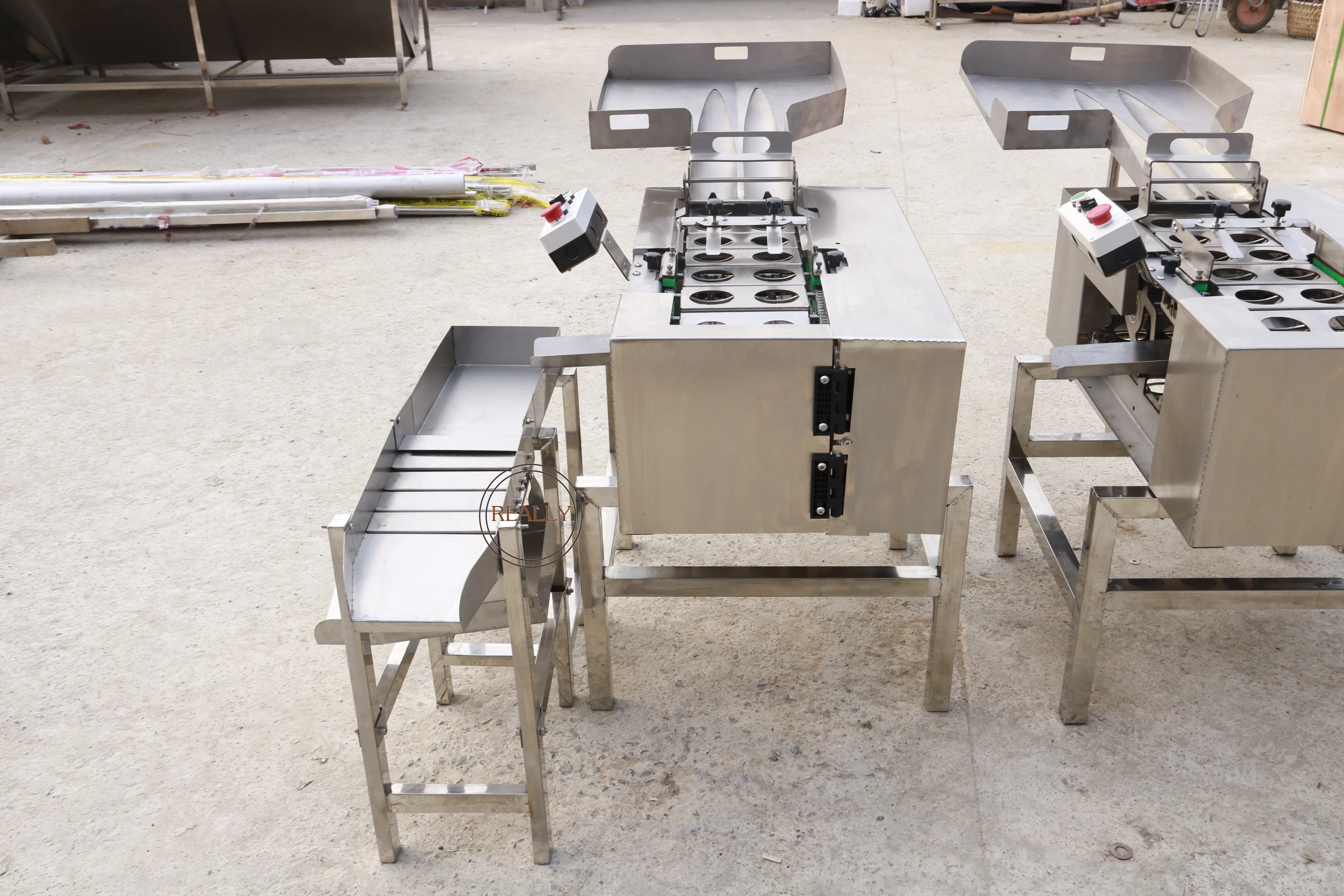 آلة فصل صفار البيض البيض الأبيض الأوتوماتيكية من الفولاذ المقاوم للصدأ فاصل البيض