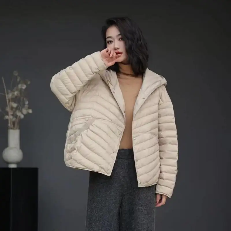 เสื้อแจ็คเก็ตขนเป็ดแบบมีฮู้ดน้ำหนักเบาสำหรับผู้หญิง สีขาว ดีไซน์เย็บลายขนนก สำหรับฤดูใบไม้ร่วงและฤดูหนาว สไตล์เกาหลี ใหม่ล่าสุด เหมาะสำหรับใส่เดินทางและทำงาน