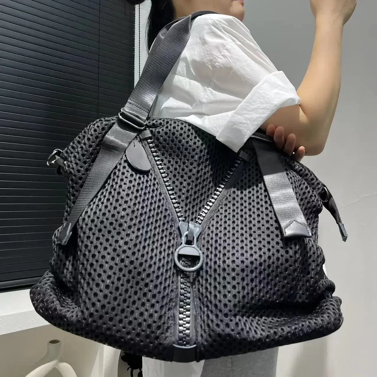 

Women's Fashion Nylon Mesh Shoulder Bag Large Capacity Travel Bag Mesh Large Zipper Wide Band Crossbody Handbag