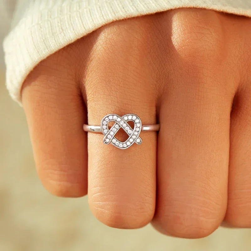 Huitan Zierliche herzförmige Ringe mit Bling Bling CZ, neuartiger, trendiger, süßer Liebes-Hochzeitsschmuck, vielseitiges tägliches Party-Zubehör