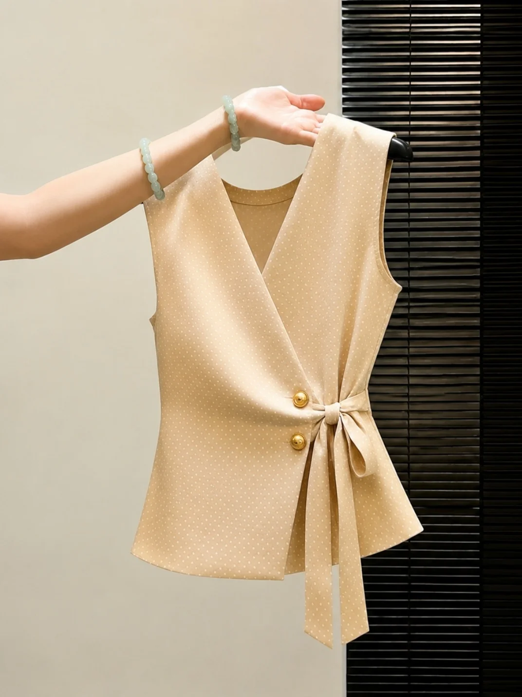 

Elegant Belted Sleeveless Vest Soft Pure Color Summer Fashionable Versatile Women's Top French Style Slim Fit V-Neck Regular ...