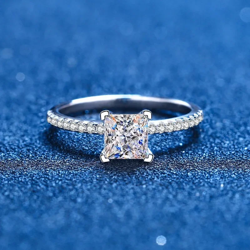 

18K Gold Inlaid Diamond Ring PT950 Platinum 1-carat Row Ring Princess Moissanite Women's Fashionable and Simple Ring