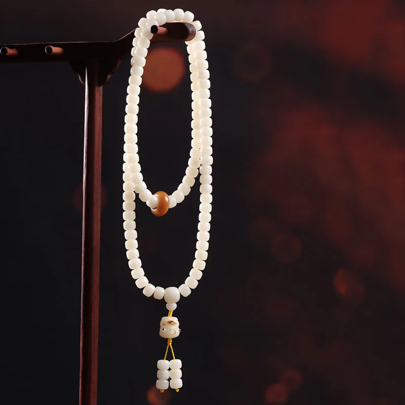and necklace paired with a white jade cat pendant, weathered Bodhi root Buddhist bead bracelet