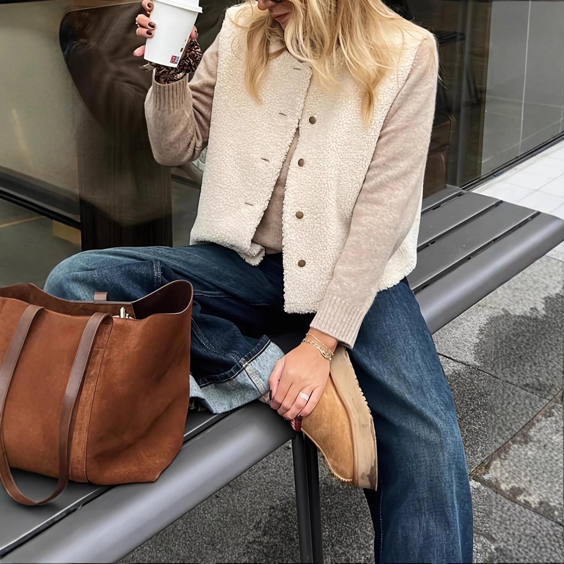 ホワイトルーズフェイクラムファーベストシングルブレストOネックプラッシュコートノースリーブスタイリッシュな女性の毛皮のようなジャケット冬暖かいふわふわトップ