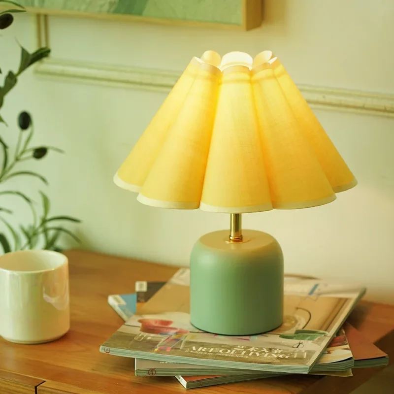 Vintage solid wood table lamp blue yellow Korean vintage bedroom home decoration bedside atmosphere small table lamp