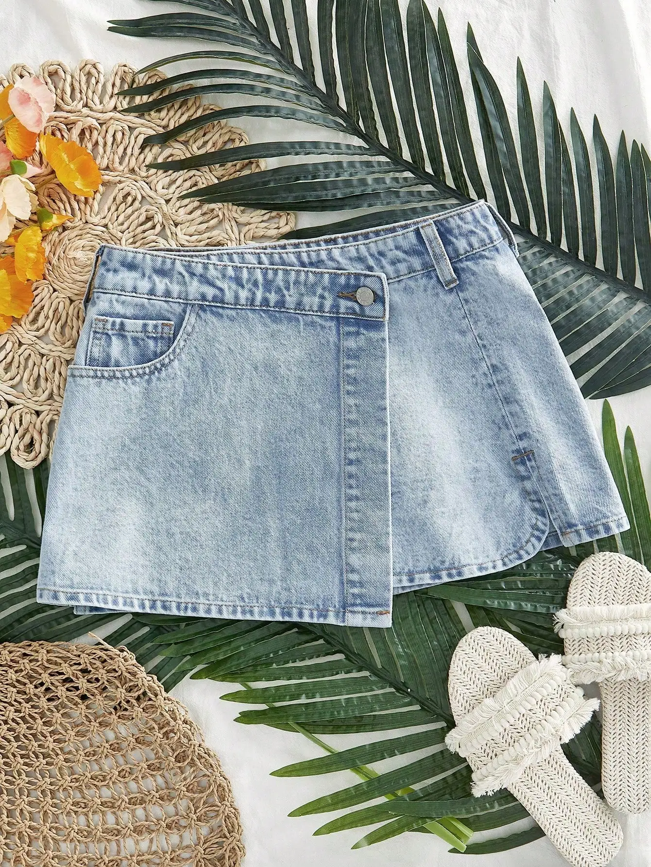 تنورة قصيرة من الدنيم الفاتح بتصميم ملفوف غير متماثل