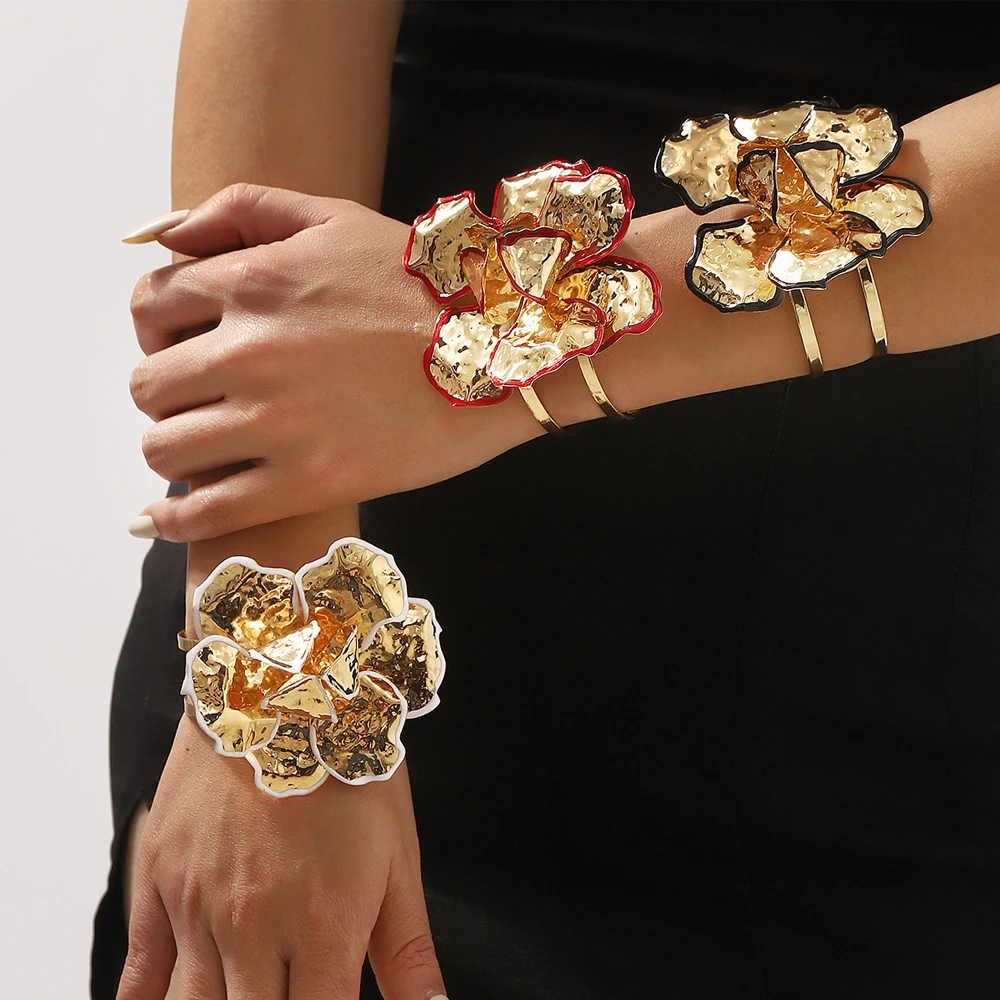 Weißes Emaille-Blumen-Statement-Armband für Damen, Sommer-Accessoire, große, übertriebene, baumelnde Blumenohrringe, Metall-Partyschmuck