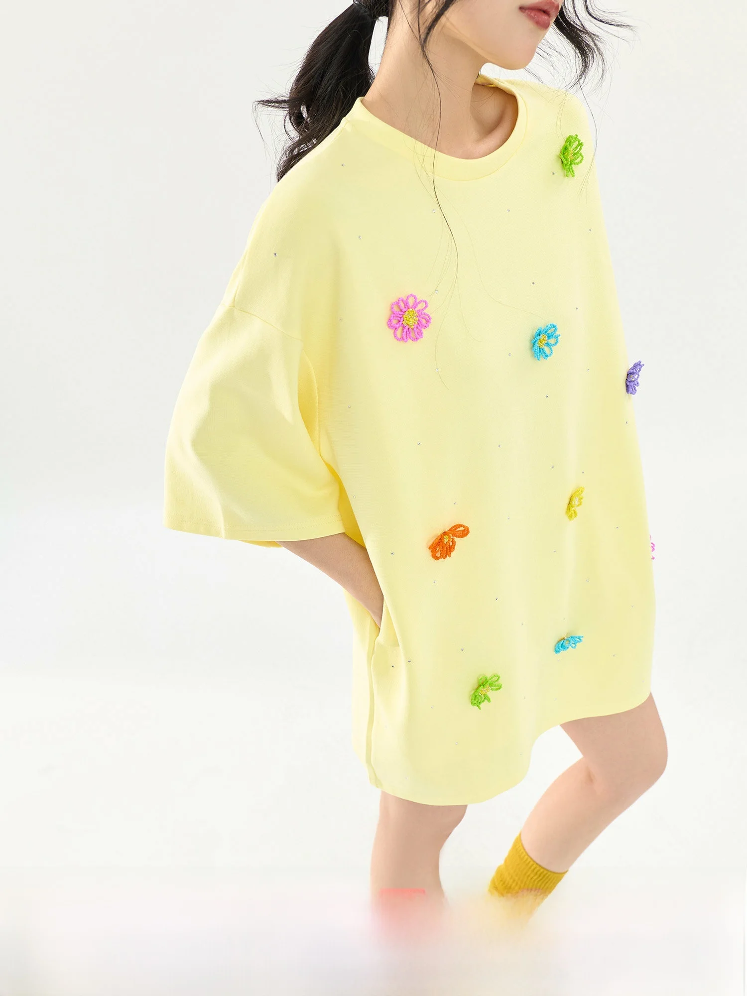 

Желтая женская футболка с круглым вырезом и коротким рукавом, свободного кроя, в корейском стиле, с 3D-цветочным декором, средней длины, прикрывающая бедра