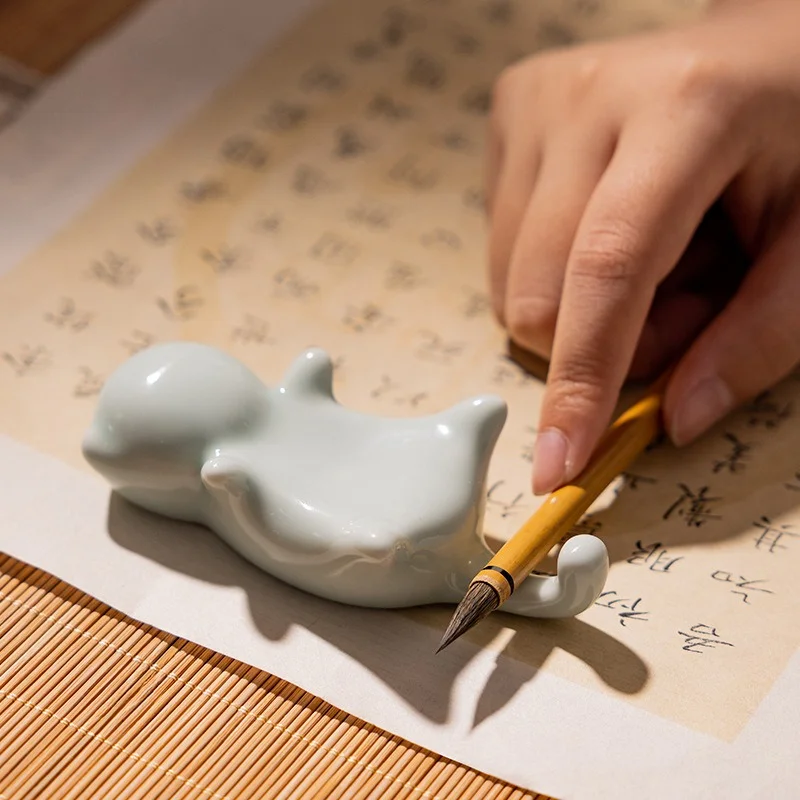 Cat‑Shaped Ceramic Brush Rest, Creative Brush Mountain Holder, Calligraphy Ornament Paperweight for Four Treasures of Study