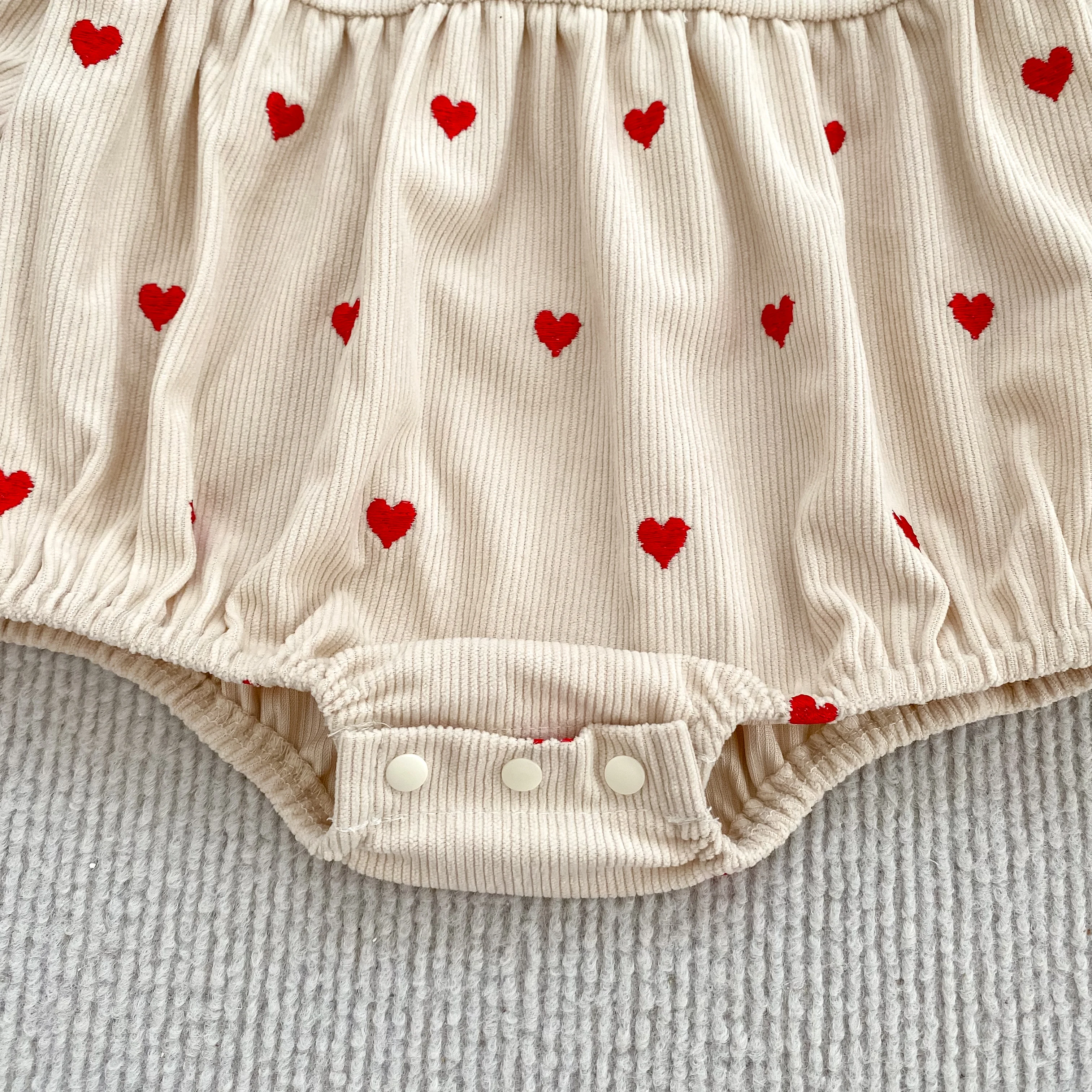 2026 Neuer Koreanischer Stil Baby Mädchen Cord-Bodysuit Rotes Herzmuster Langarm-Strampler Säuglings-Frühlings-Herbst-Kleidung 0-24M – Detail 11