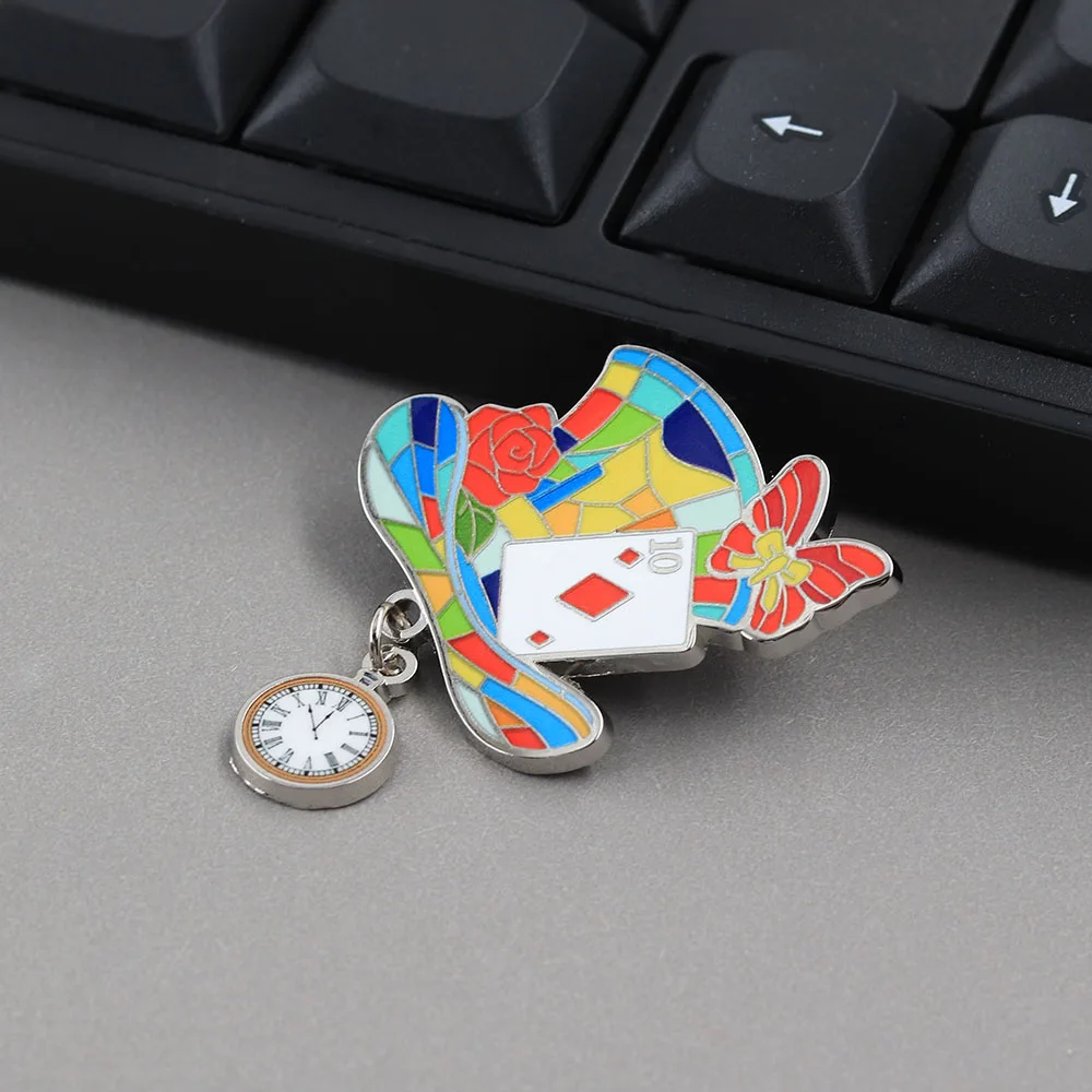 Bunte Pokerhut-Emaille-Pins, kreativer Zylinderhut mit hängender Taschenuhr, Broschen, Märchen-Abzeichen, Anstecknadel, Geschenk – Detail 7