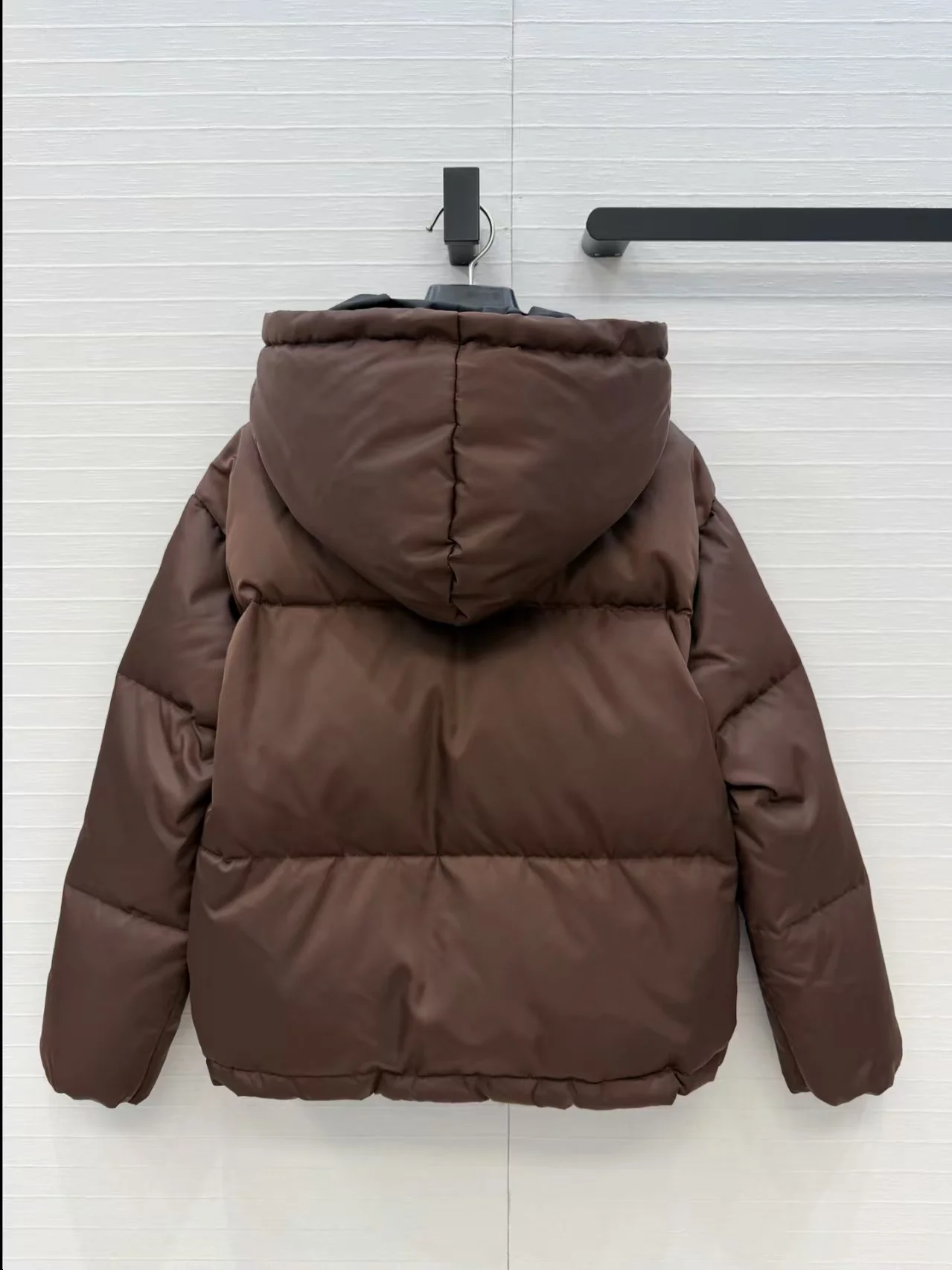 Women's Autumn/Winter Memory Silk Regenerated Nylon Hooded Breadback with Triangular Logo Short Down Jacket New Style