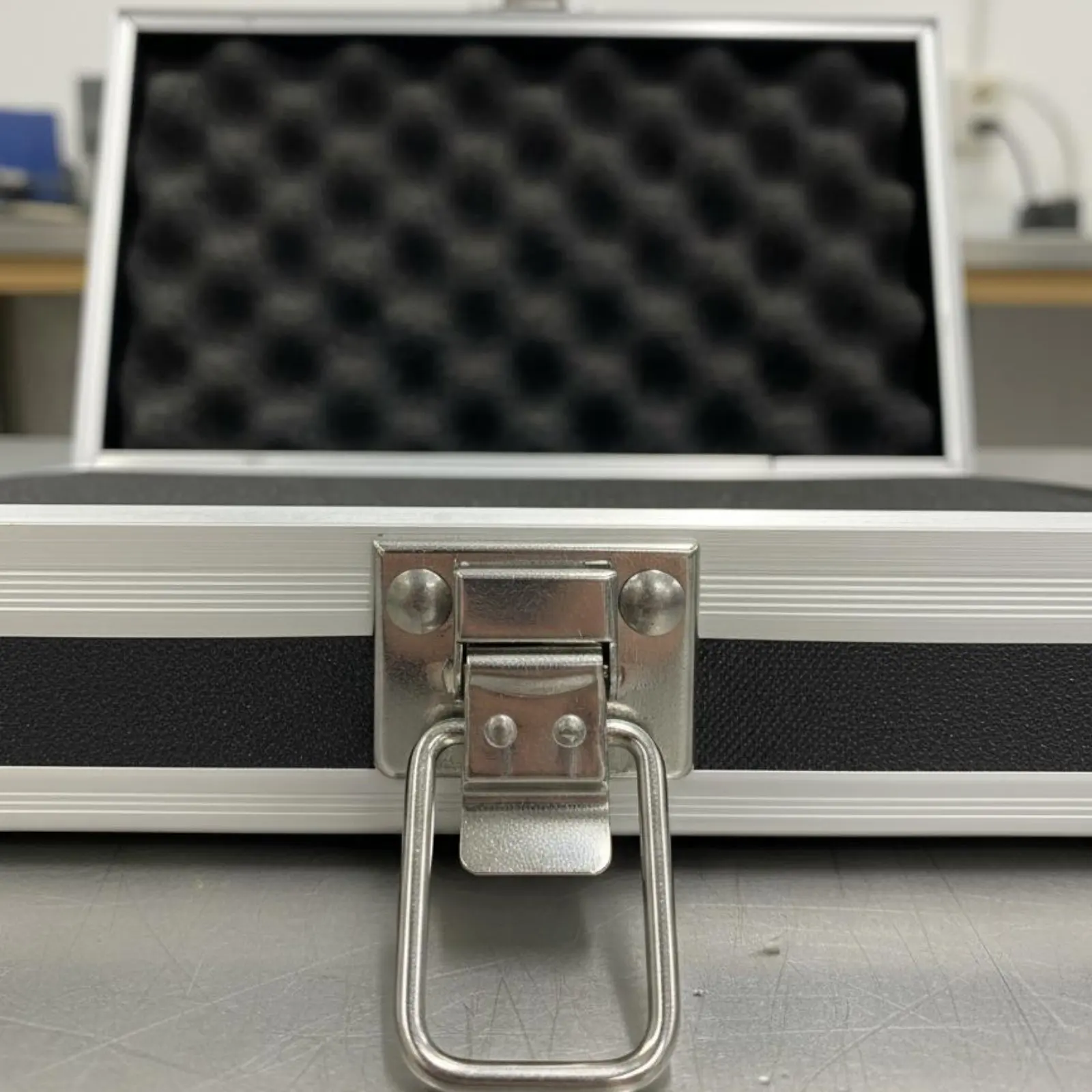 caixa-de-ferramentas-de-aluminio-versatil-caixa-resistente-de-aluminio-caixa-de-armazenamento-com-insercao-de-espuma-alca-ergonomica-a-prova-de-choque-para-transporte