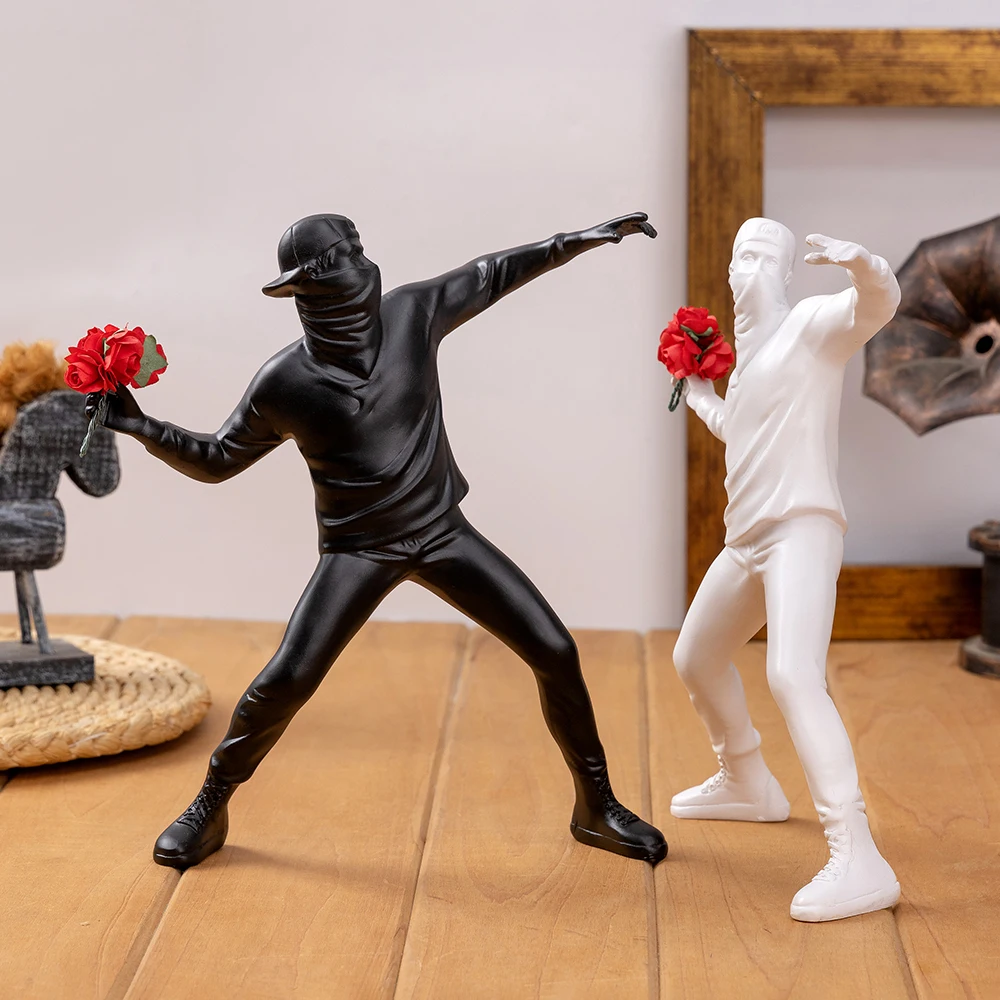 Banksy Throws Flowers Ornament - Resin Art Furniture recensie en prijs