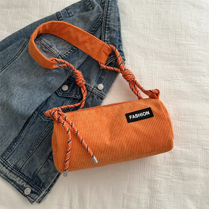 

The K-style pillow bag for early spring 2024. This chic solid-color crossbody is your new go-to casual accessory.