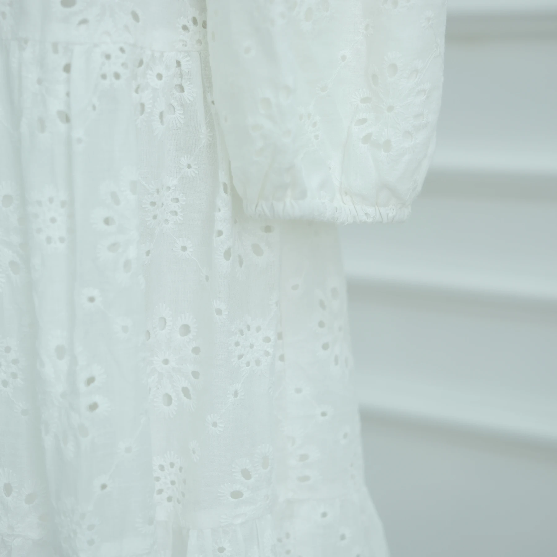 魅力的なアイレットコットンレースのムスリムロングワンピース、長袖裏地付きアバヤドレス、イブニングパーティー、ラマダン、ヒジャーブ、イスラム服