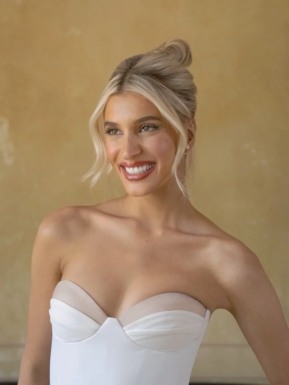 Vestidos de novia blancos personalizados con cuello de corazón de Tokio, vestidos de novia sin mangas con cordones en la espalda, vestidos de novia de cola de corte de sirena