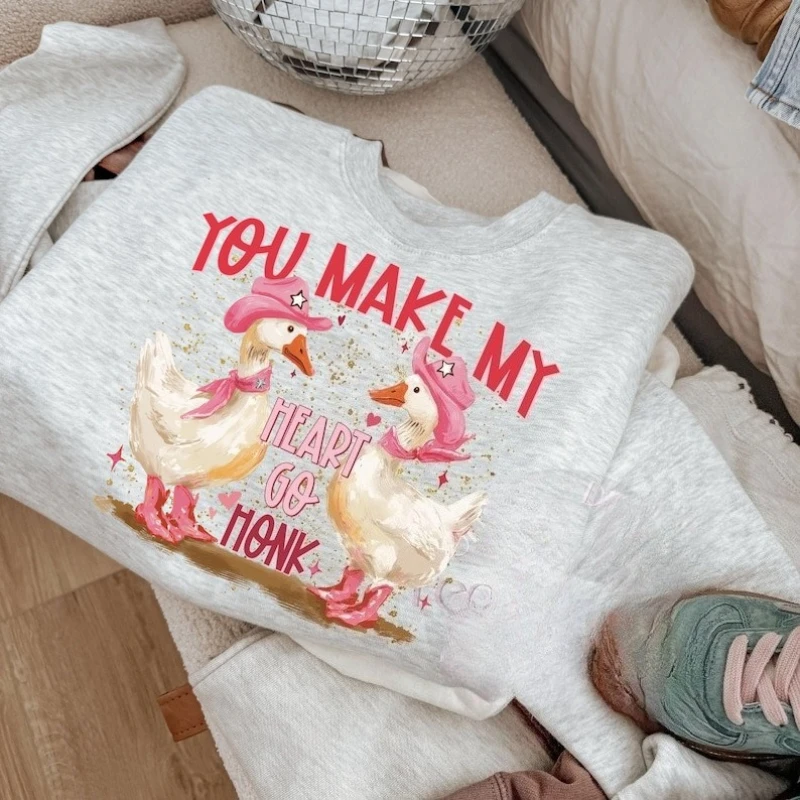 

You Make My Heart Go Honk Preppy Забавный дизайн Розовая ковбойская шляпа Гусь Кокетка Валентина Png Зимняя толстовка Термальная толстовка