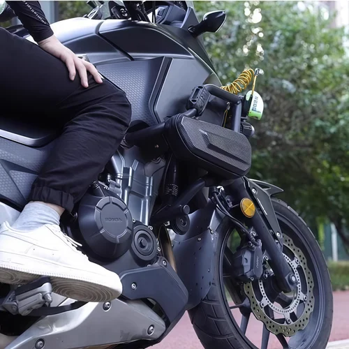 Imagen 2 del producto Bolsa Lateral para Motocicleta con Patrón de Fibra de Carbono | Estuche rígido moldeado en EVA, a prueba de salpicaduras y con diseño de cremallera contorneada