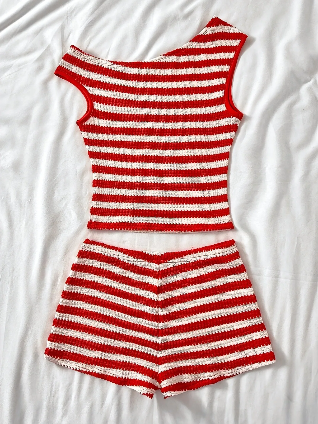 Bequemer zweiteiliger Freizeitanzug für Mädchen, vertikale Textur, rot-weiß gestreift, asymmetrisches Oberteil mit schrägem Ausschnitt und lockere Strickshorts für den Strand – Detail 3