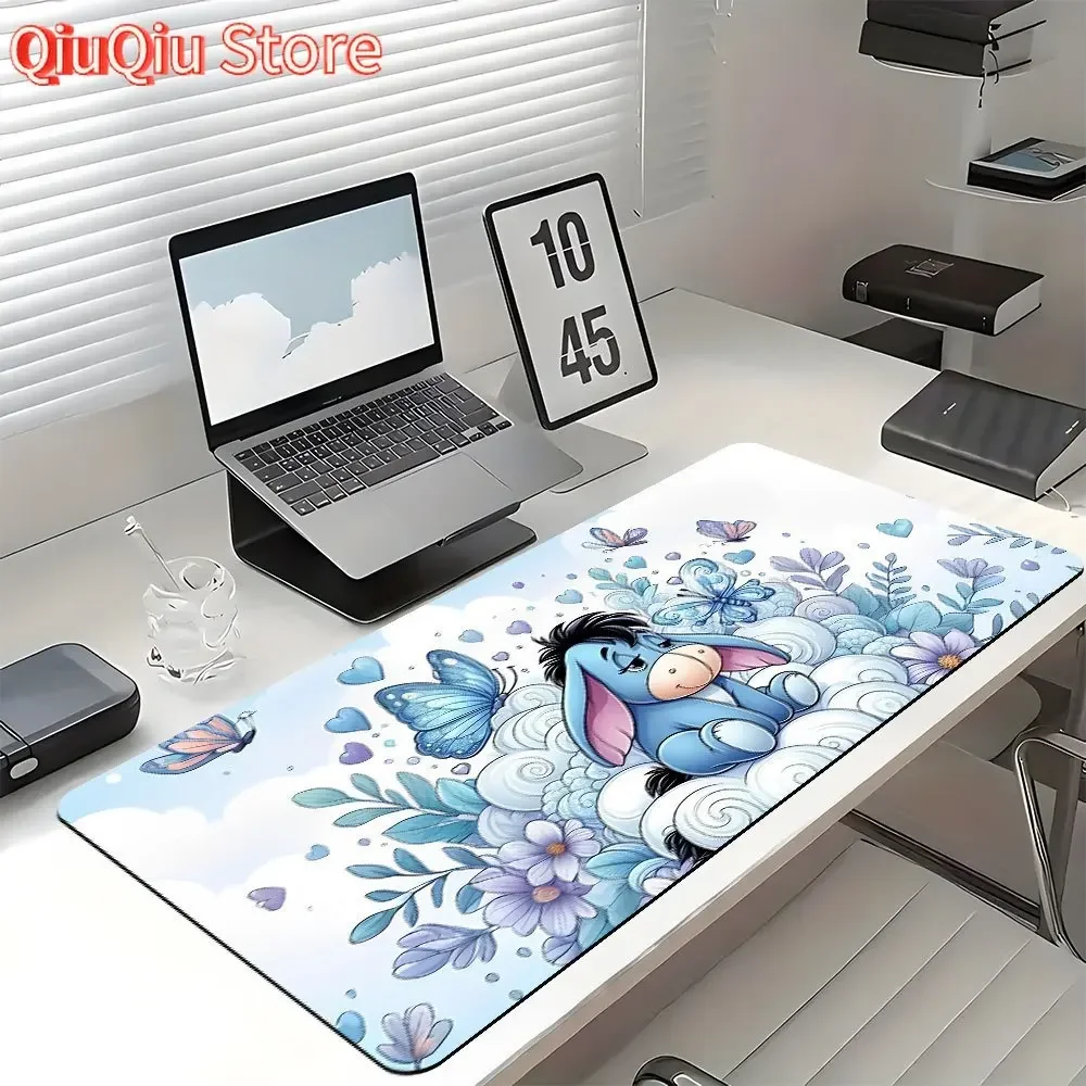 

1 шт. Большой коврик для мыши и настольный коврик Disney Eeyore — яркий сон Eeyore с цветами и бабочками, прочный полиэстер