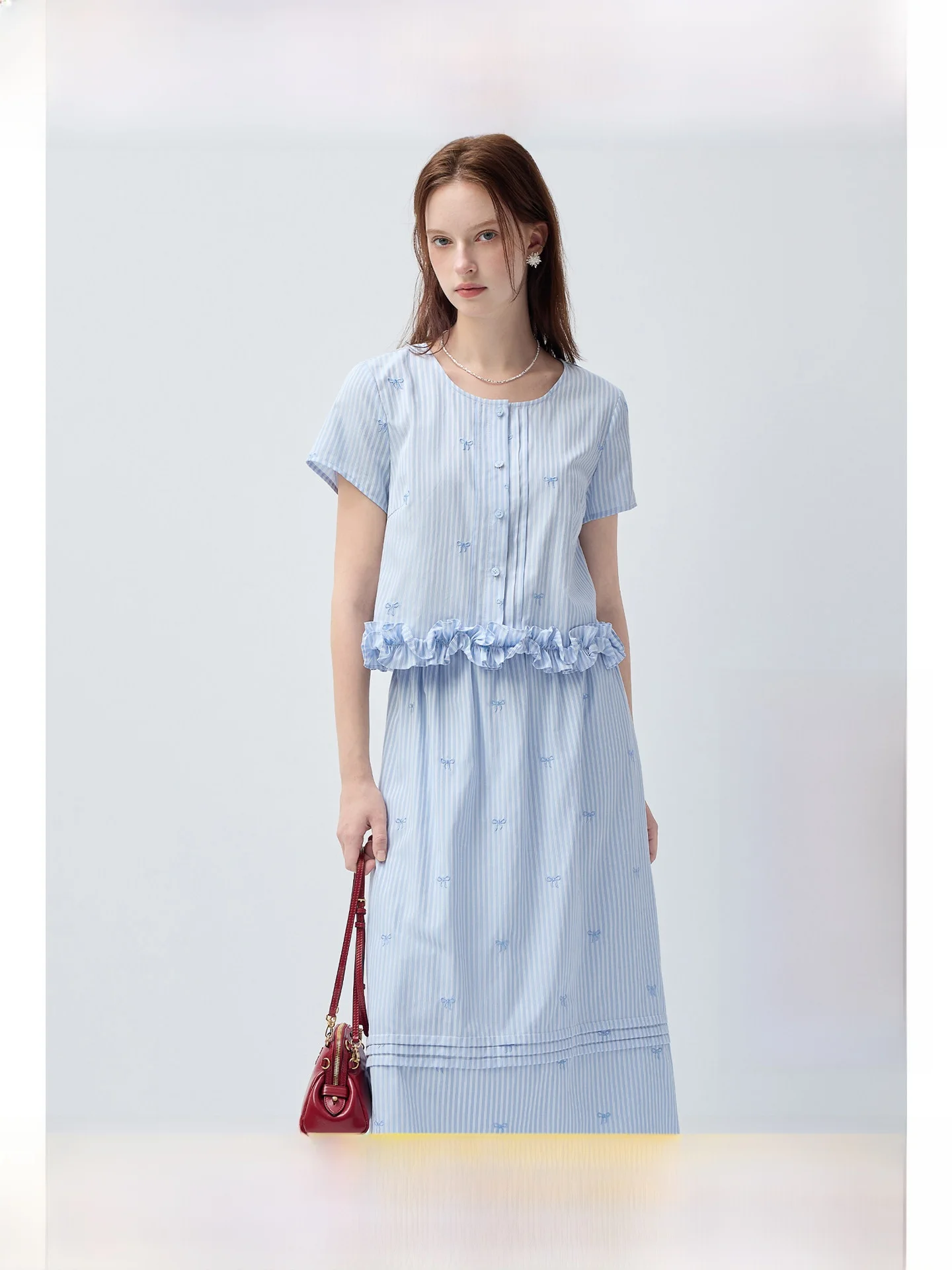 

Новый летний комплект для полных женщин: полосатая футболка с коротким рукавом и юбка-полусолнце с завышенной талией для стройнящего эффекта