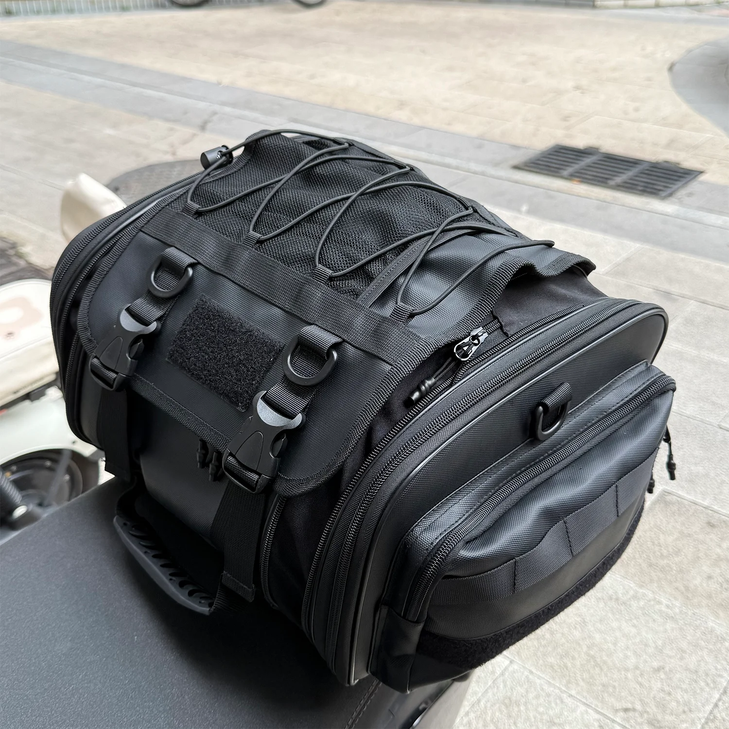 40L Large-Capacity Long-Distance Motorcycle Touring Bag with Multiple Pockets. It Is Detachable and Expandable. The Rear of the