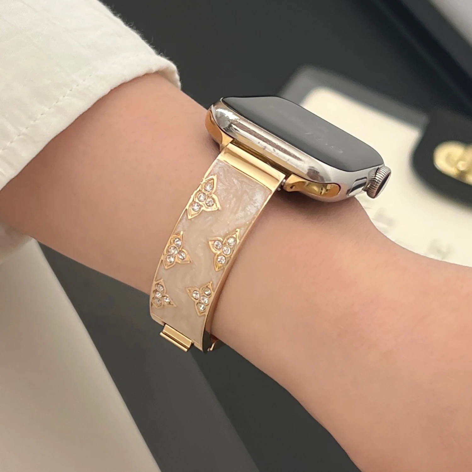 Luxury curved metal band for Apple Watch S10 42mm 46mm Ultra 49mm band 41mm 45mm Noble and Elegant watch band for iwatch 876SE4
