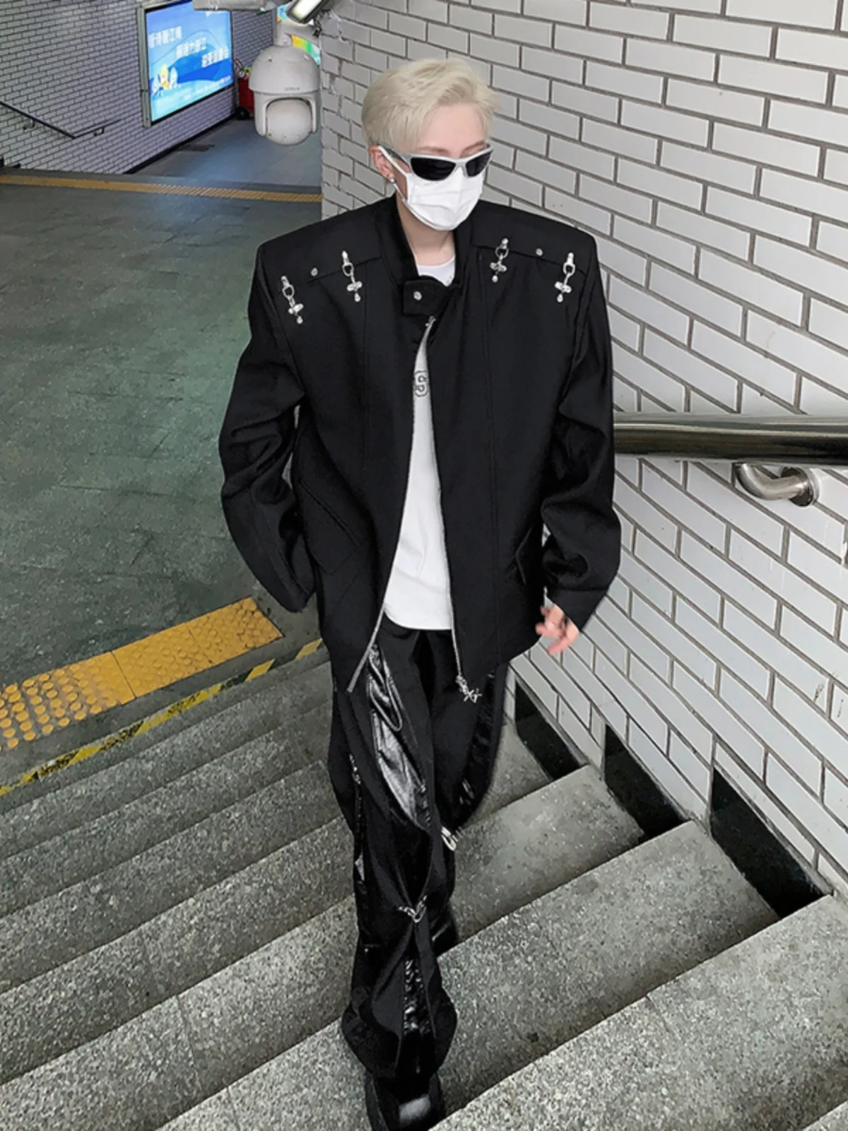 

Мужская куртка Sli Cleanfit: модная, премиальная, с дизайнерскими подплечниками, воротником-стойкой, на молнии, длинный рукав.