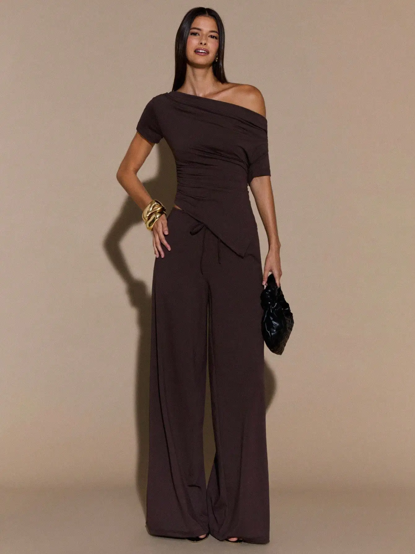 

Коричневый асимметричный топ с коротким рукавом и широкие брюки — комплект из 2 предметов