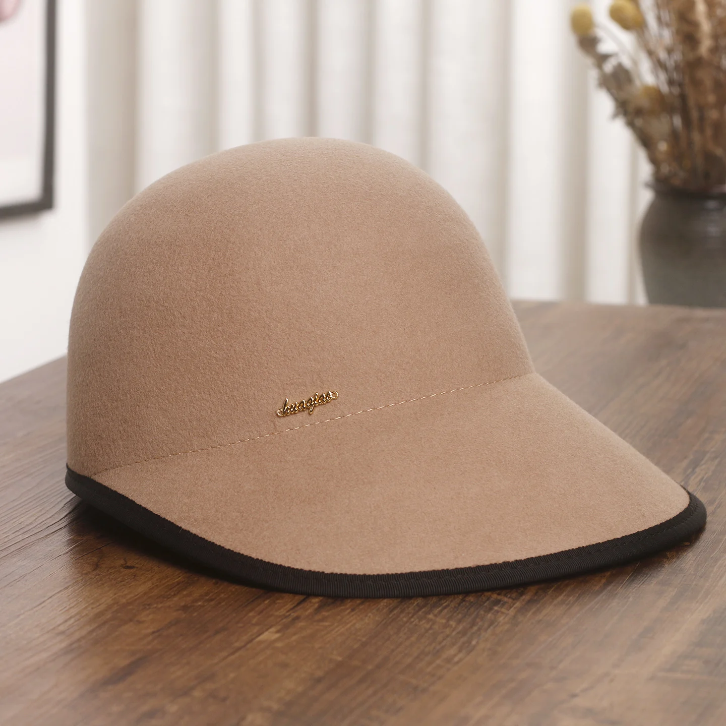 ファッショナブルな純毛秋冬のつば広帽子女性の騎士乗馬キャップスタイリッシュな多用途野球帽トレンディなカモノハシ帽子