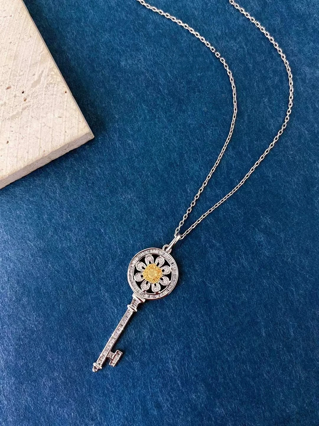 18K gold natural diamond yellow diamond Sunflower key necklace full of ladder square diamonds rock sugar diamond pendant female