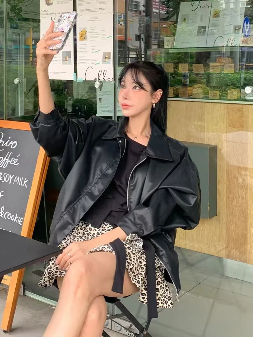 เสื้อแจ็คเก็ตหนังสไตล์เรโทรฮ่องกงสุดชิคสำหรับผู้หญิง ฤดูใบไม้ร่วง ฤดูหนาว แฟชั่นใหม่ สไตล์ลำลอง ช่วยให้ดูผอมเพรียว ใช้งานได้หลากหลาย เสื้อแจ็คเก็ตสุดฮิต