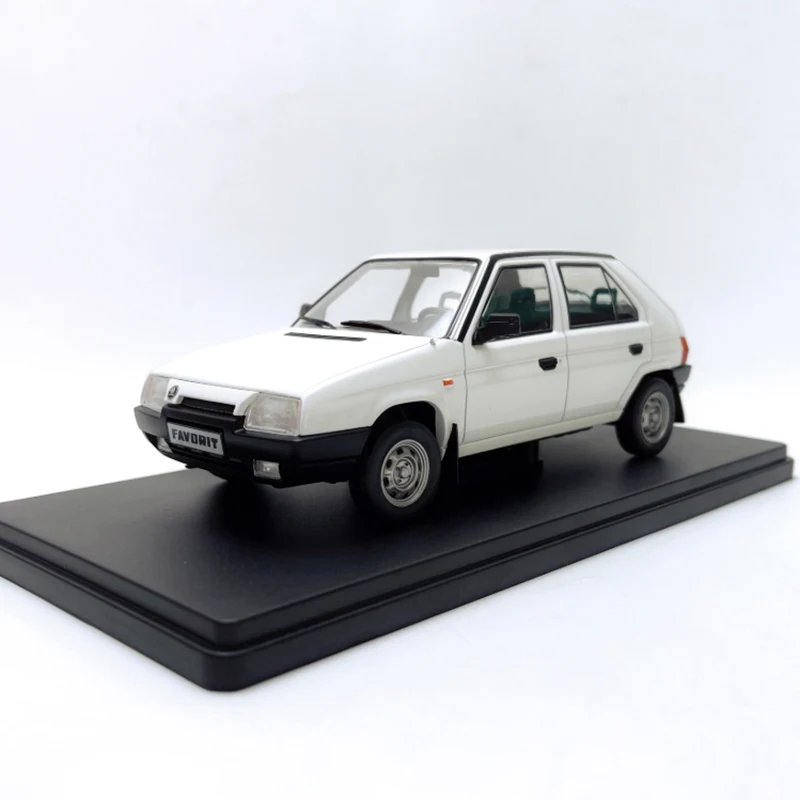 

WHITEBOX Diecast 1:24 SKODA Favorit Alloy Car Model Finished Product Simulation Series Toy Automobile Souvenirs Collection Gift
