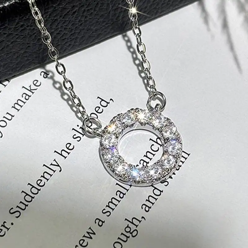 Huitan Einfache Damen-Halskette mit rundem Anhänger für Party, Alltag, vielseitiges Zubehör, eingelegter, glänzender CZ, modischer, ausgefallener Schmuck