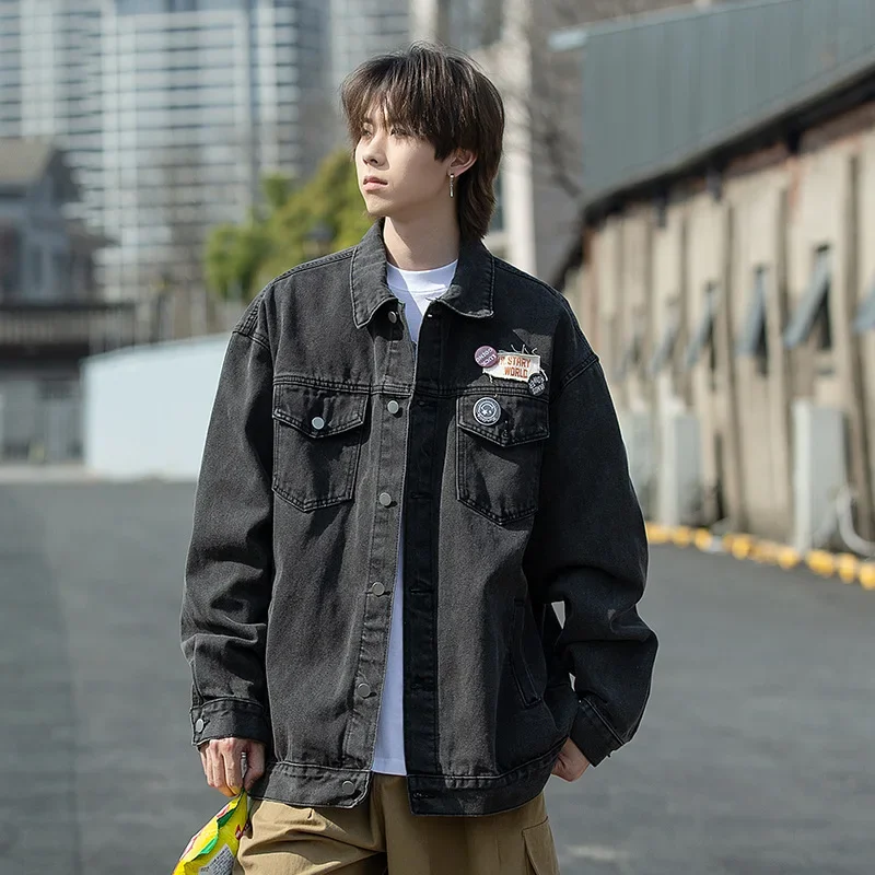 

Корейская версия, мужская новая однобортная однобортная свободная повседневная и шикарная джинсовая куртка с лацканами на весну и осень.