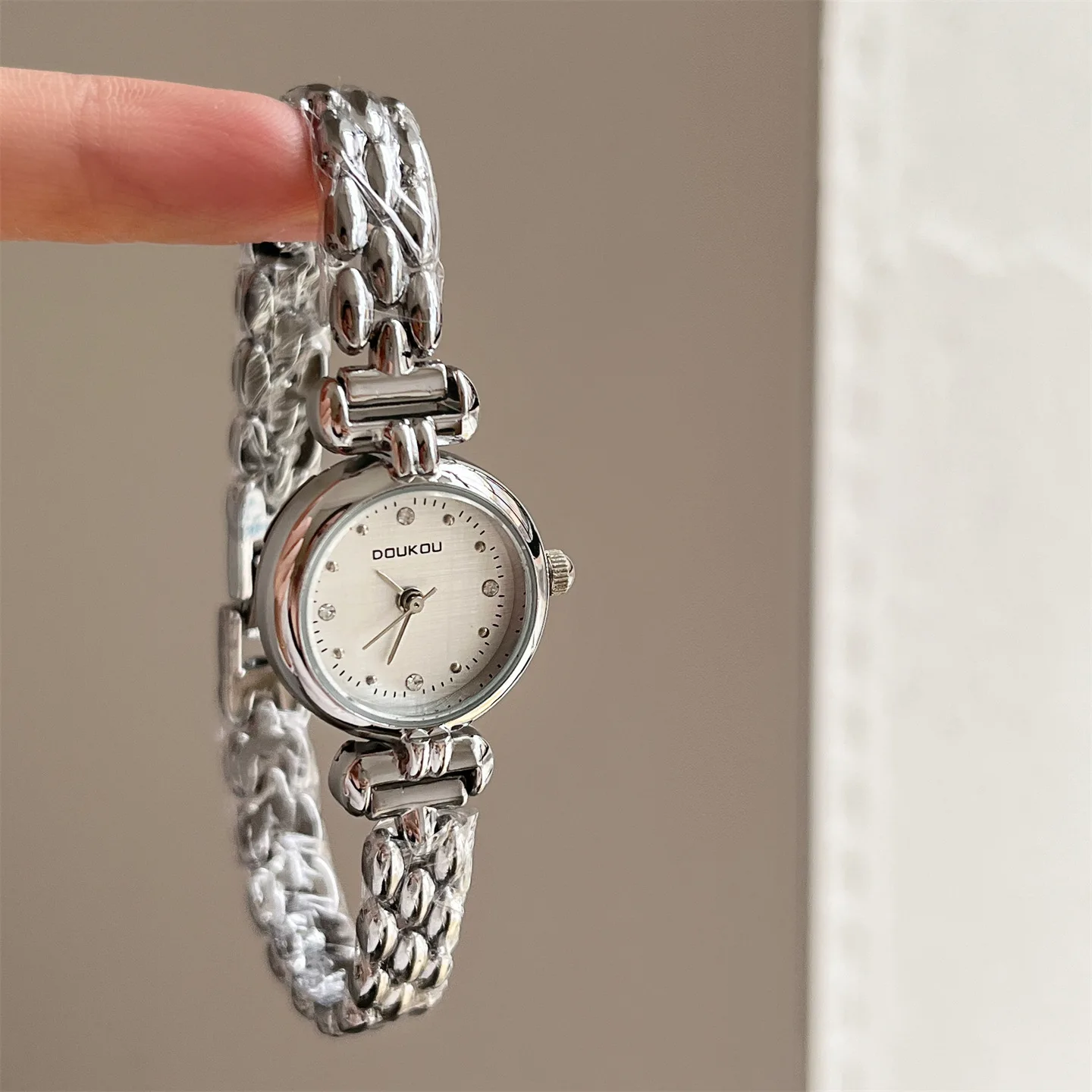 حار بيع الساعات بسيطة ريترو الذهب والفضة الساعات سلسلة صغيرة الساعات النسائية الأنيقة الساعات الفاخرة هدية