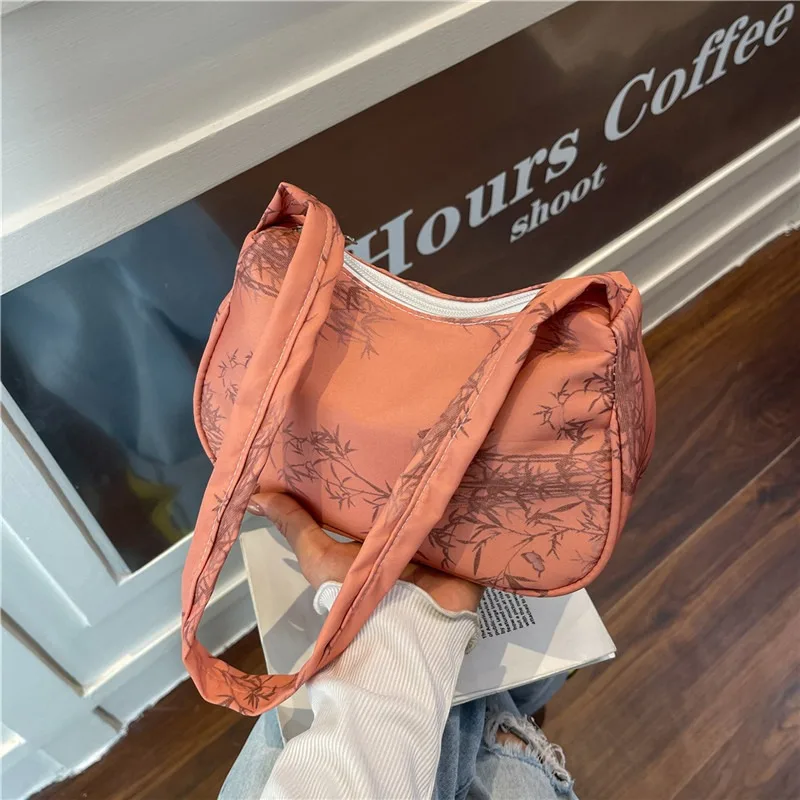 

Женская сумка, новинка 2025, модная и стильная сумка на одно плечо, подмышки, популярные универсальные маленькие квадратные сумки через плечо для путешествий