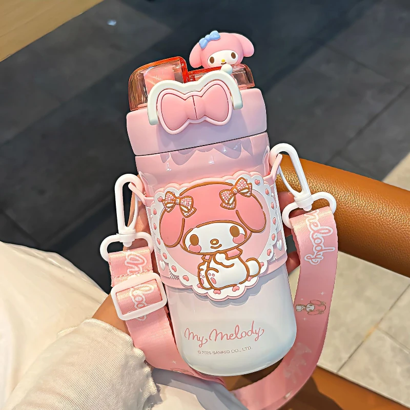 Uroczy Kubek Termiczny dla Dzieci z Motywem Sanrio Family Series, z Kokardą w Kształcie Motyla, z Podwójnymi Ściankami, Regulowanym Paskiem i Sznurkiem do Picia.