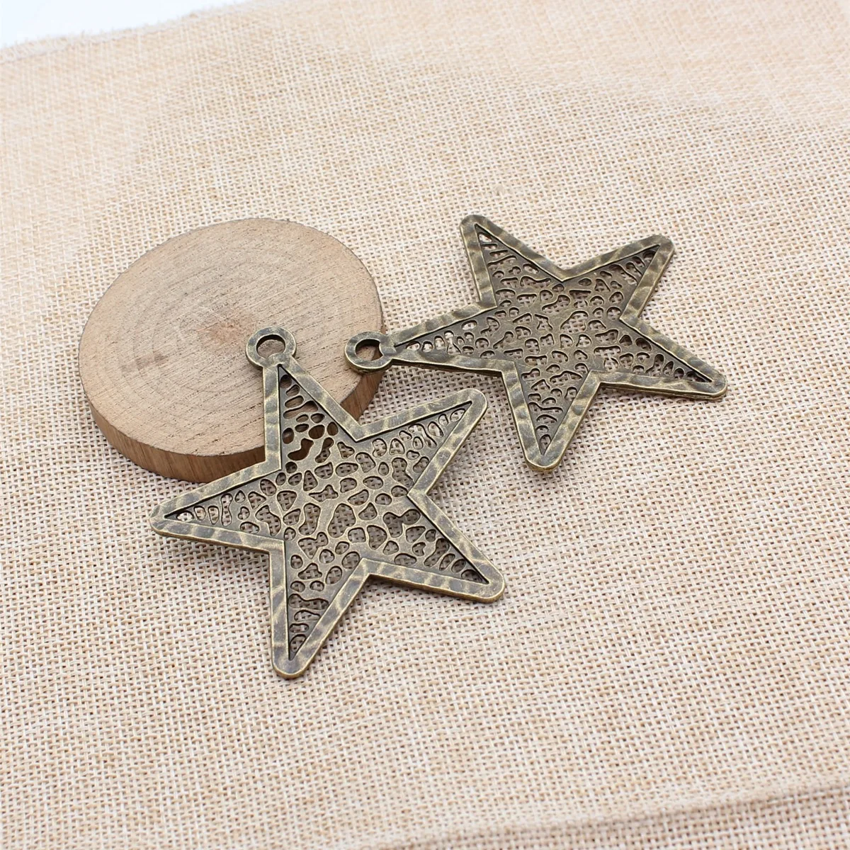 

2 шт., 74x70 мм (2,91x2,76 дюйма), 2 цвета: античная бронза, античное серебро, большие полые подвески-пентаграммы в форме звезды.