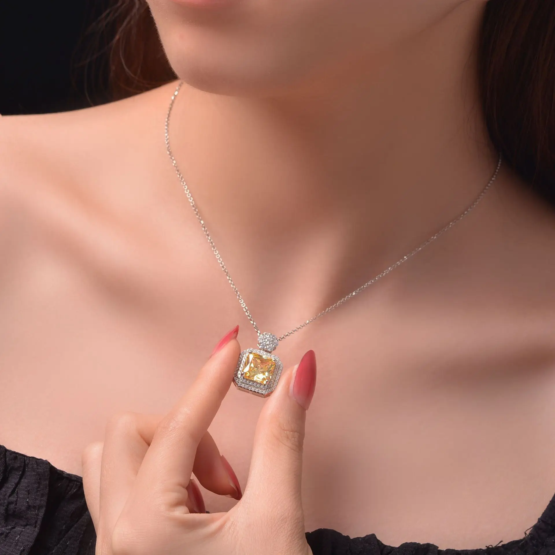 925 Silver Necklace Inlaid with 9CT Simulated Diamond Goose Yellow 10 * 10 High Carbon Diamond Pendant, Light Luxury 40+3
