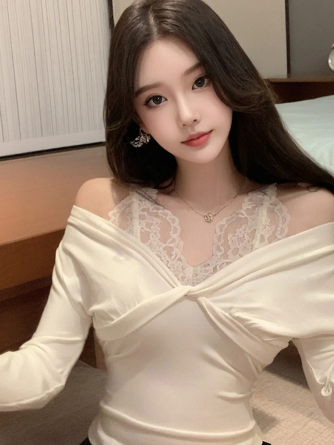 

French Style Slim Fit Long Sleeve T-Shirt Women's Autumn New Pure Desire Lace Paneling V-neck Top Tightening Slimming Effect