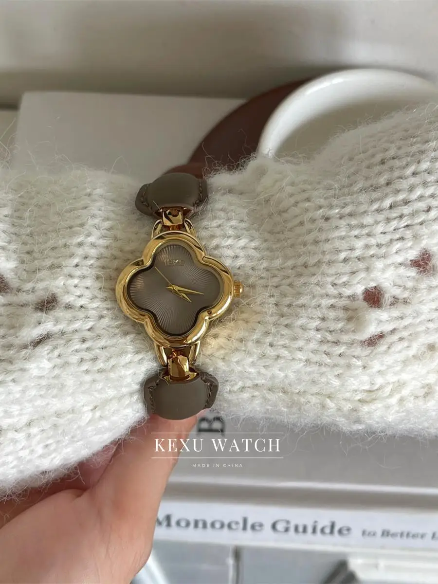 ساعة IEKE ساعة وجه مستوحاة من الطراز البرسيم للنساء، ساعة يد كوارتز أنيقة بمينا أزرق/ذهبي/رمادي/أبيض للسيدات