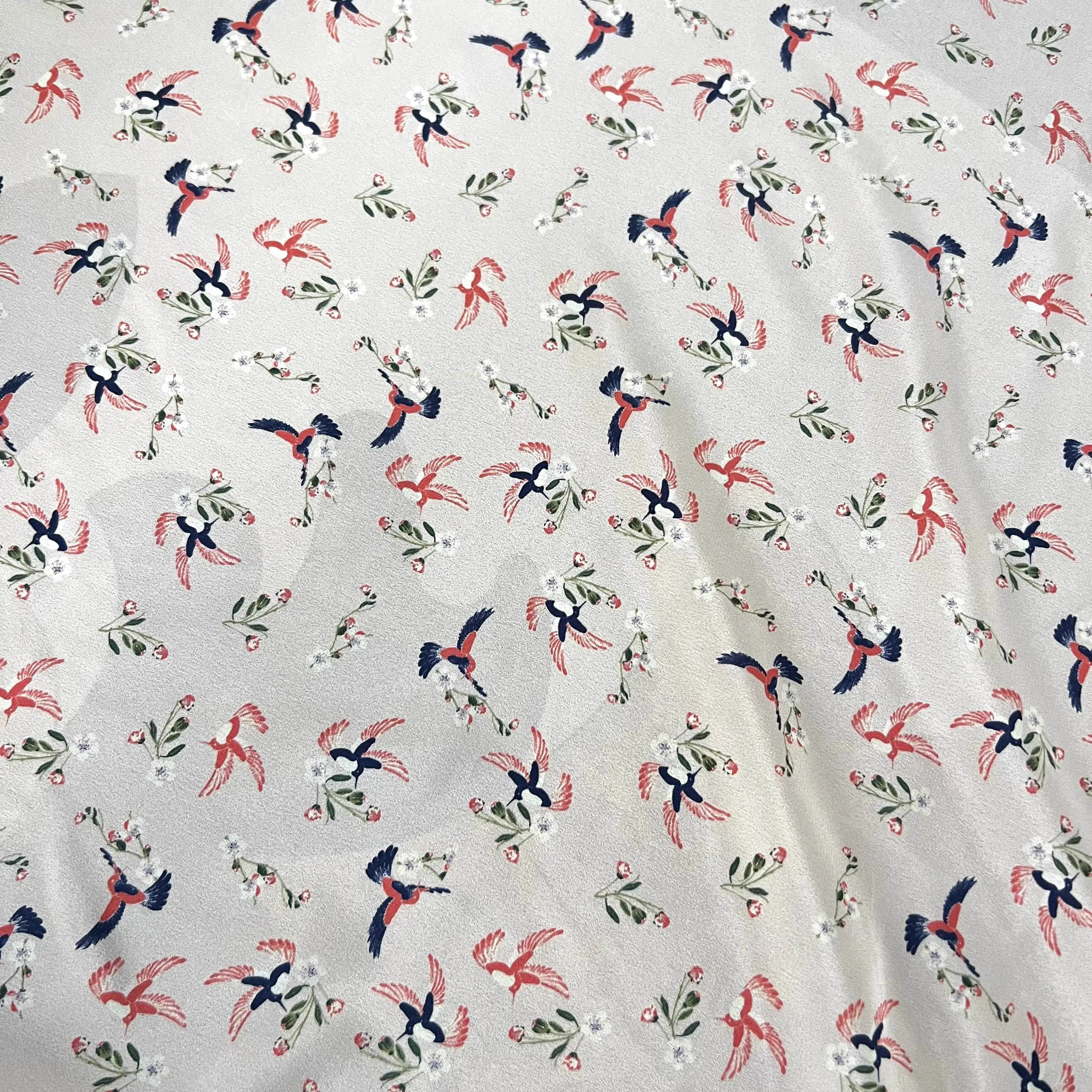 

1 метр 100% шелковой ткани из тутового шелкопряда 18 момме, креп-шелк, нюдово-розовый с принтом милых птиц, ширина 140 см (55 дюймов), продается на метры, XX338